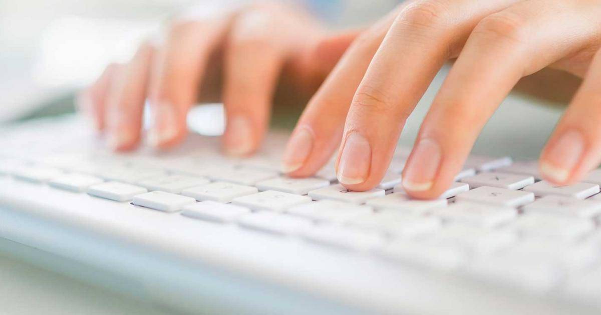 Секретарь печатает на компьютере. Печатает на ноутбуке. Page for typing. Laptop top view. Печатает на клавиатуре.